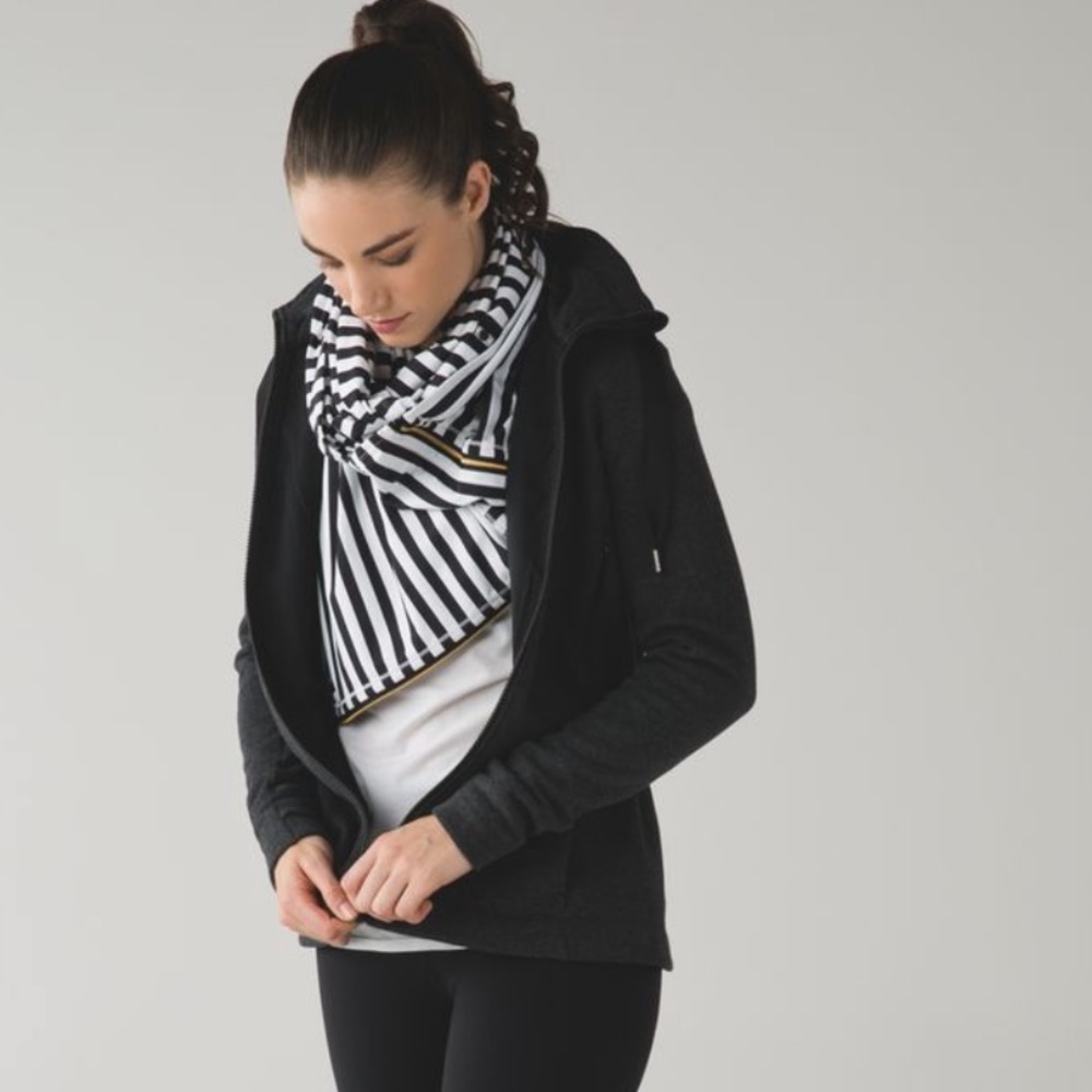 Lululemon black and white striped vinyasa scarf